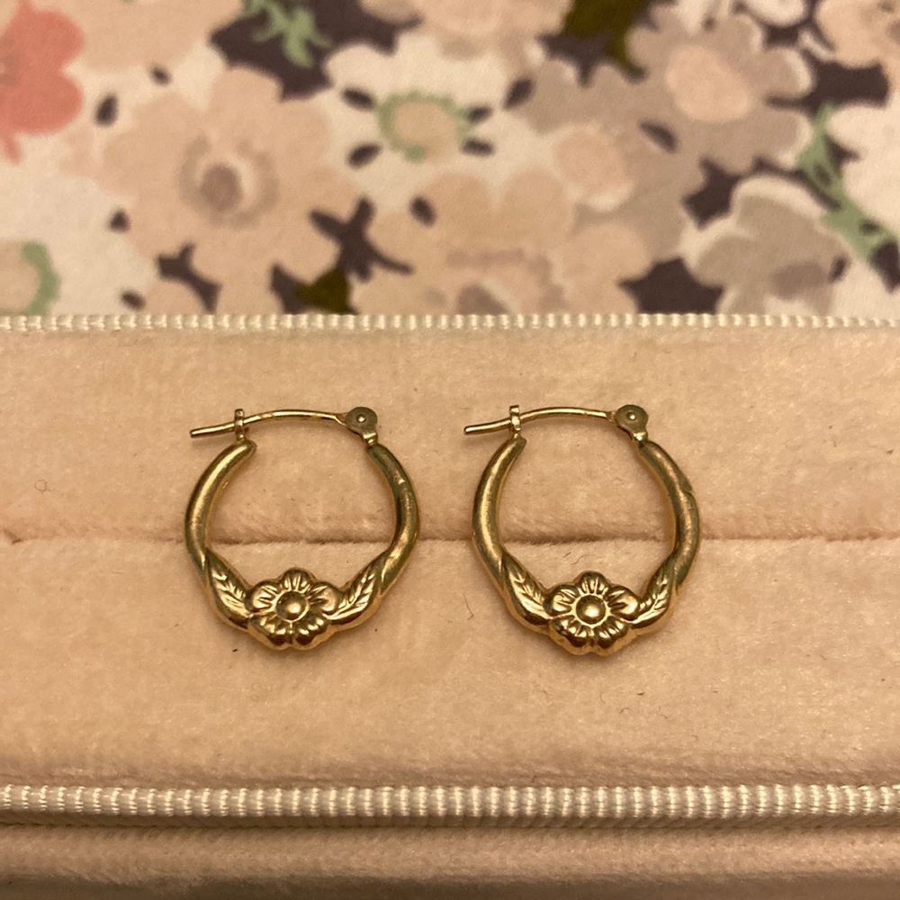Women’s hoop earrings with flower detail